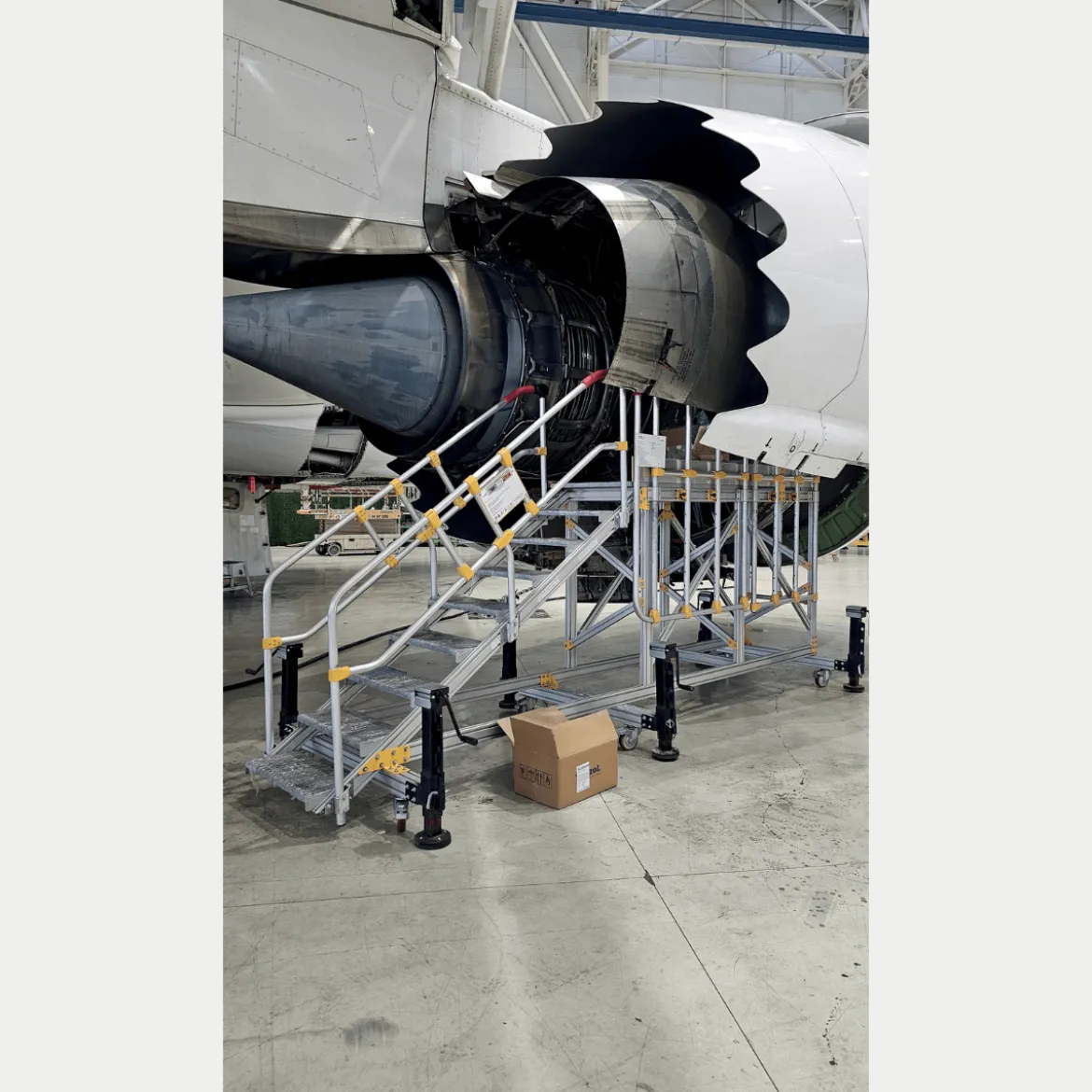 Flygplansplattform – för vinge och motor