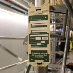 Hållare för grönskylt med öppning