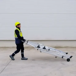 Plattformsstege med skyddsräcke och stödben