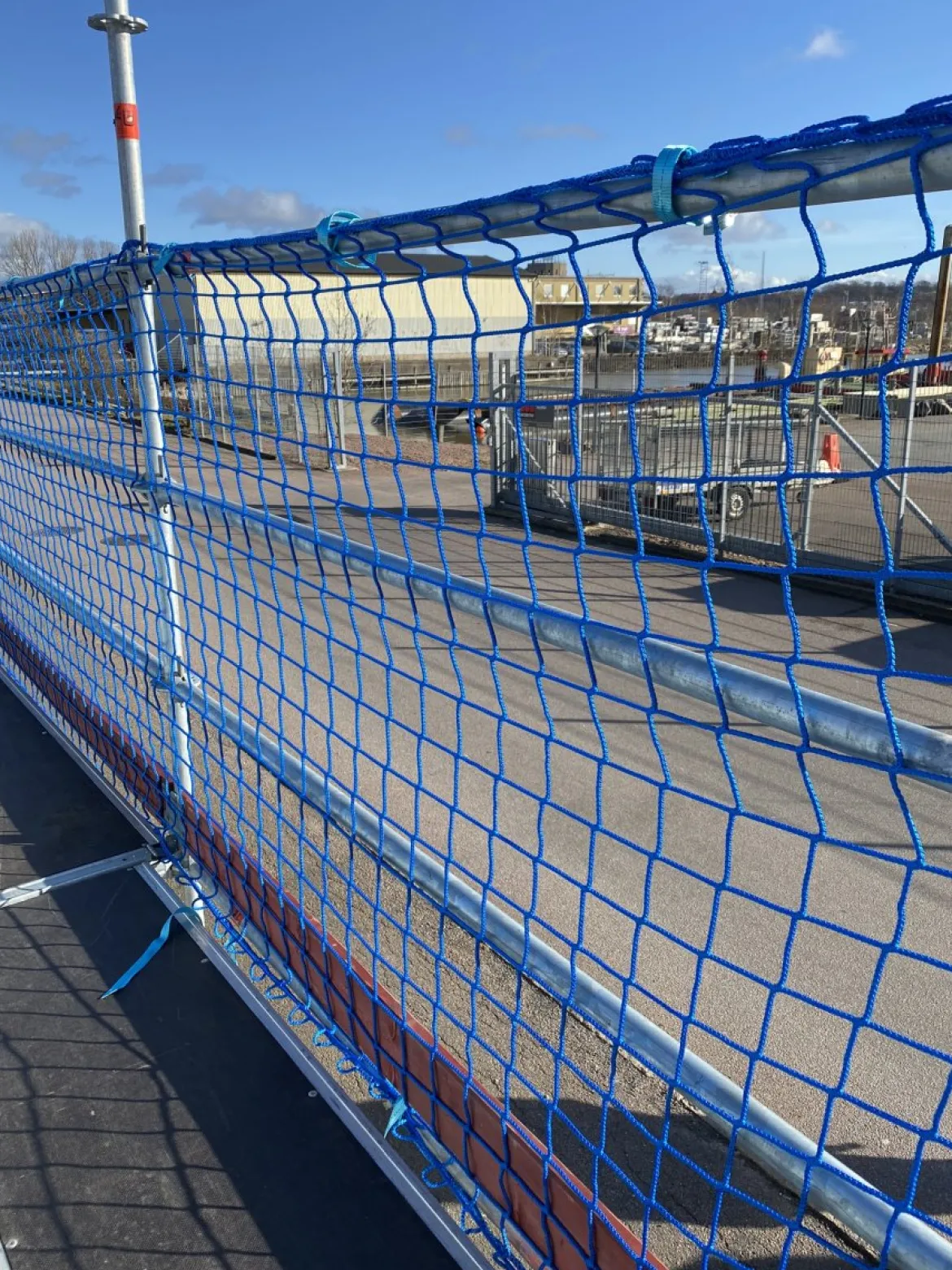 Skyddsräckesnät för ställning